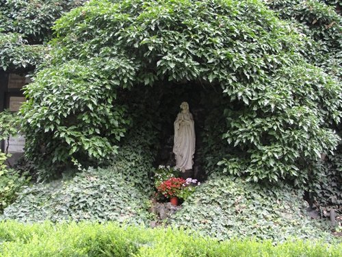 Kraków, Grota Matki Bożej w ogrodzie klasztoru